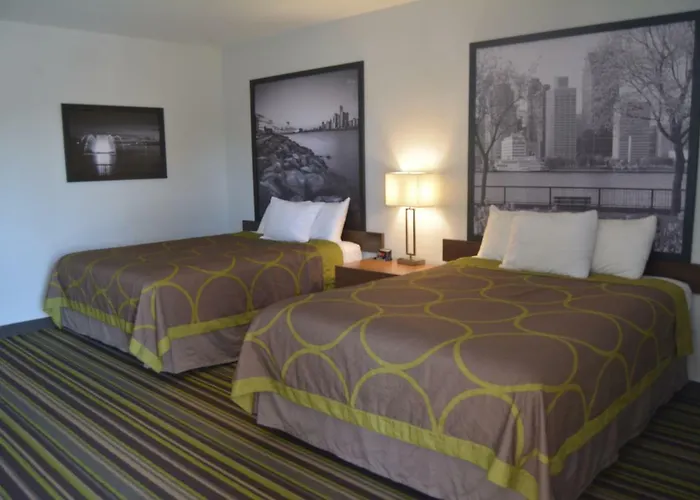 Super 8 By Wyndham Windsor/Dougall